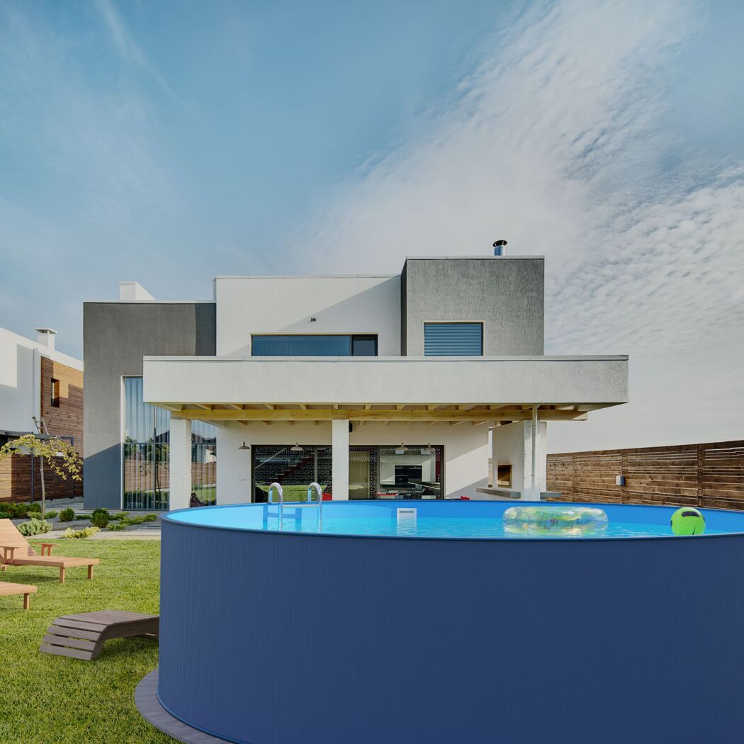 Aufstellpool im Garten eines modernen Hauses