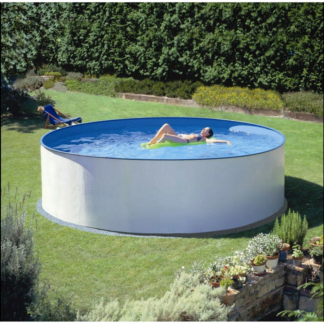Person entspannt auf Luftmatratze im Aufstellpool