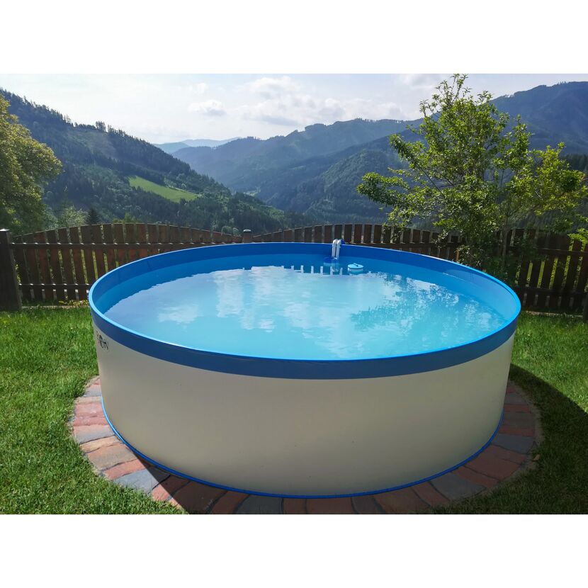 Aufstellpool im Garten mit Blick auf bewaldete Hügel