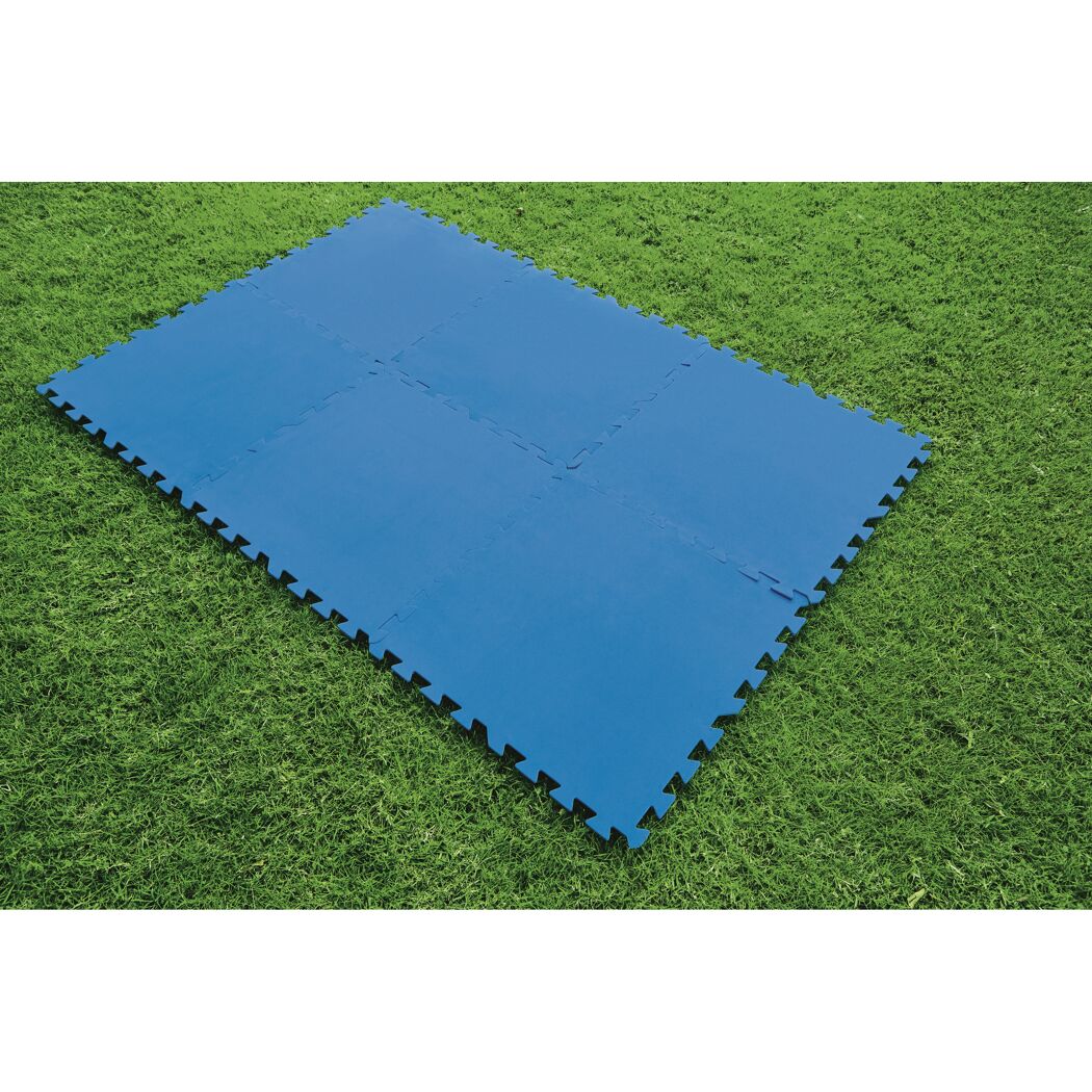 Blaue Bodenschutzmatte auf grünem Rasen.