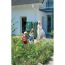 Personen gießen mit Gießkanne und Gartenschlauch Pflanzen im Garten.