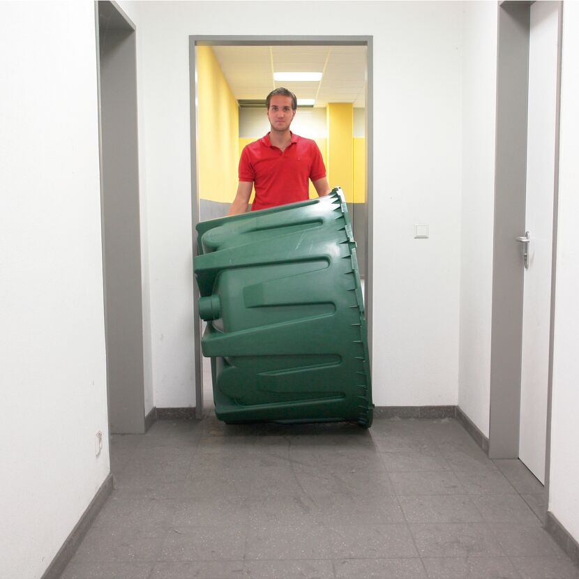Person rollt einen grünen Herkules-Tank.