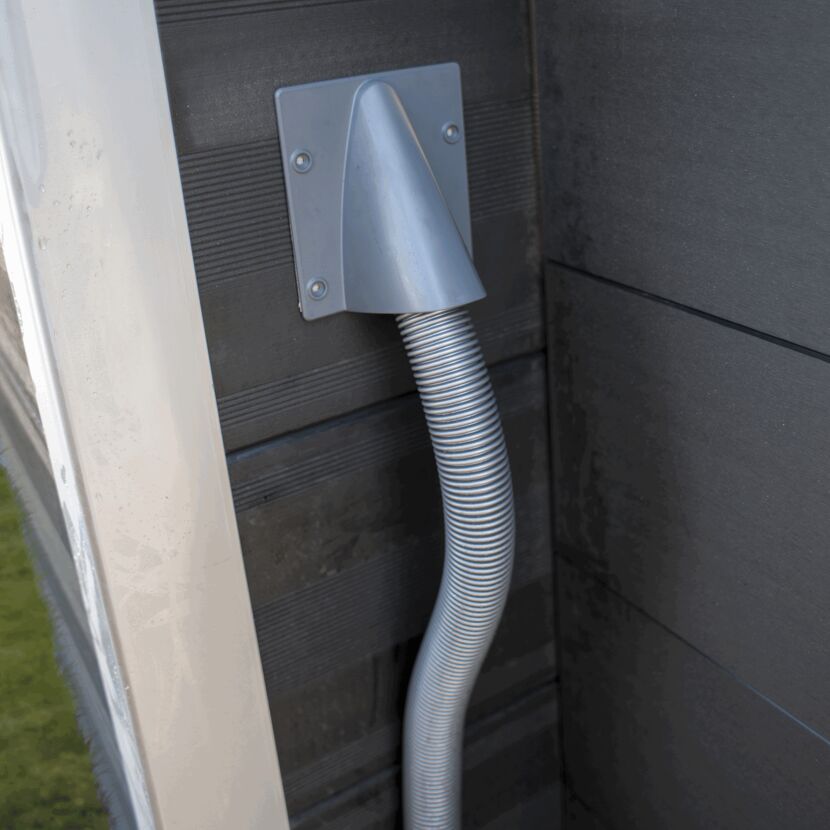 Flexibler Poolschlauch an Hauswand