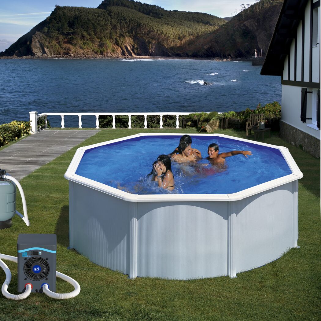 Pool mit Wärmepumpe im Garten am Meer