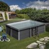 Pool mit Leiter und Wärmepumpe im Garten