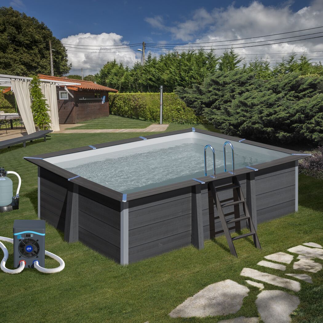 Pool mit Leiter und Wärmepumpe im Garten