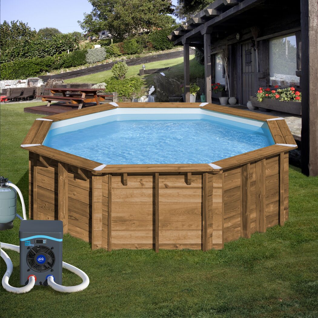 Achteckiger Pool mit Holzverkleidung und Poolheizung