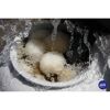 Aqualoon Filtermaterial wird mit Wasser abgespült