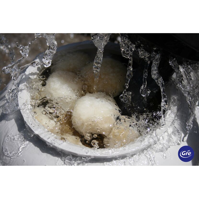Aqualoon Filtermaterial wird mit Wasser abgespült