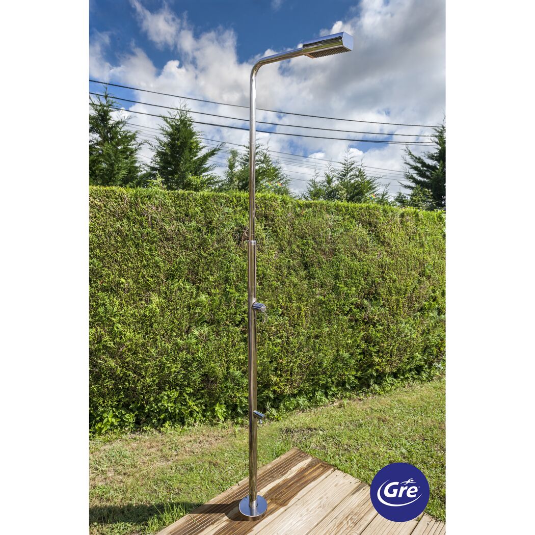Solardusche mit Fußdusche auf Holzterrasse