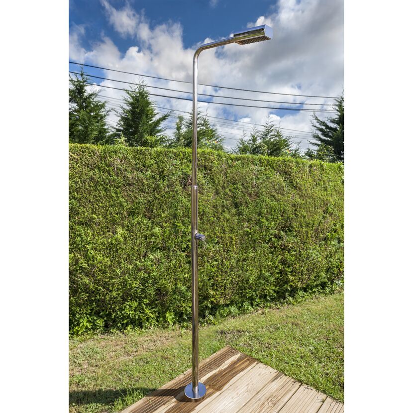 Außendusche mit Antikalk-Strahler auf Holzterrasse