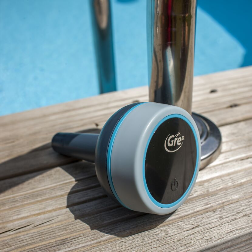 Digitales Poolthermometer von Gre auf Holzbrett