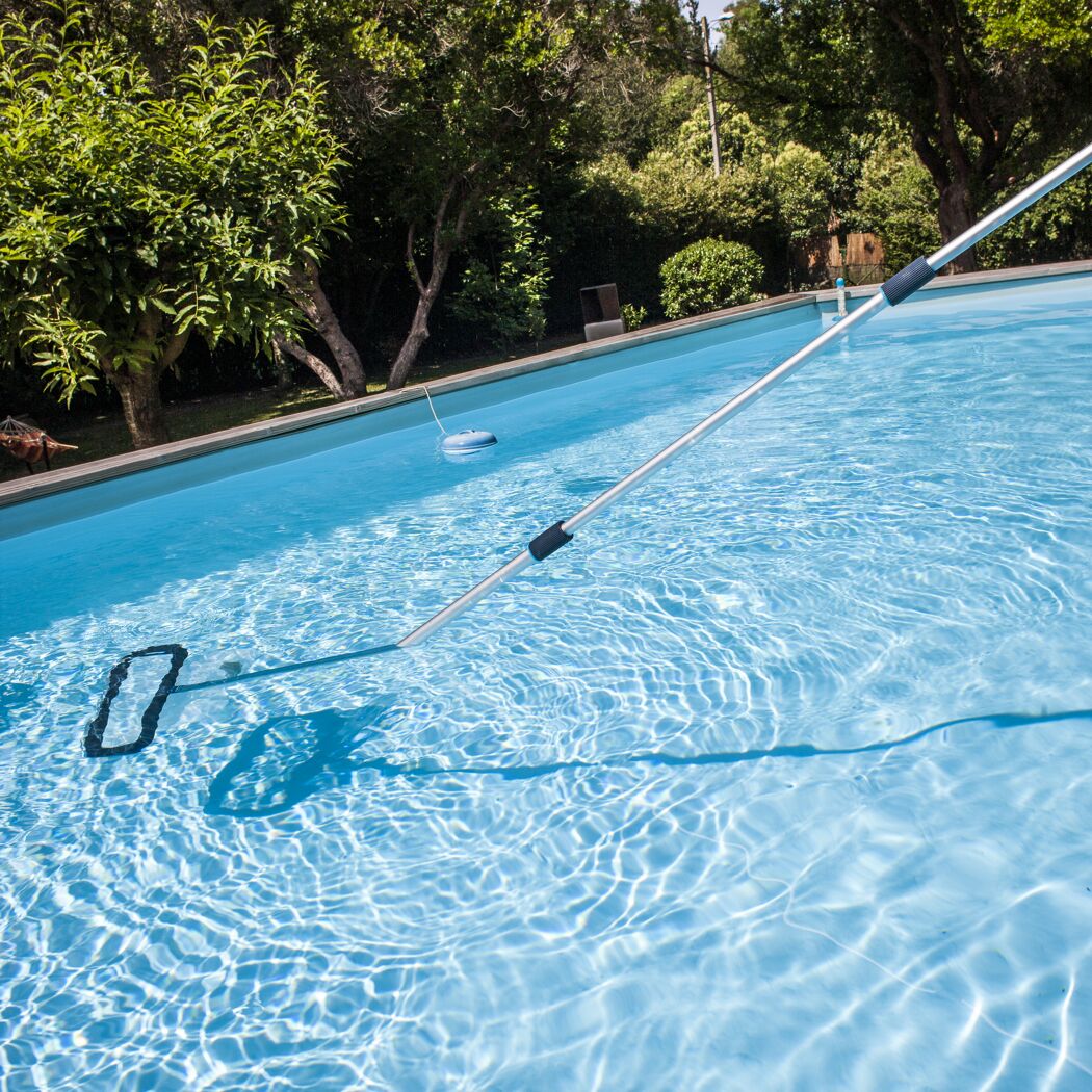 Poolreinigung mit Teleskopstange