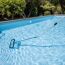 Poolreinigung mit Kescher und Teleskopstange