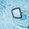 Kescher fischt Laub aus dem Pool