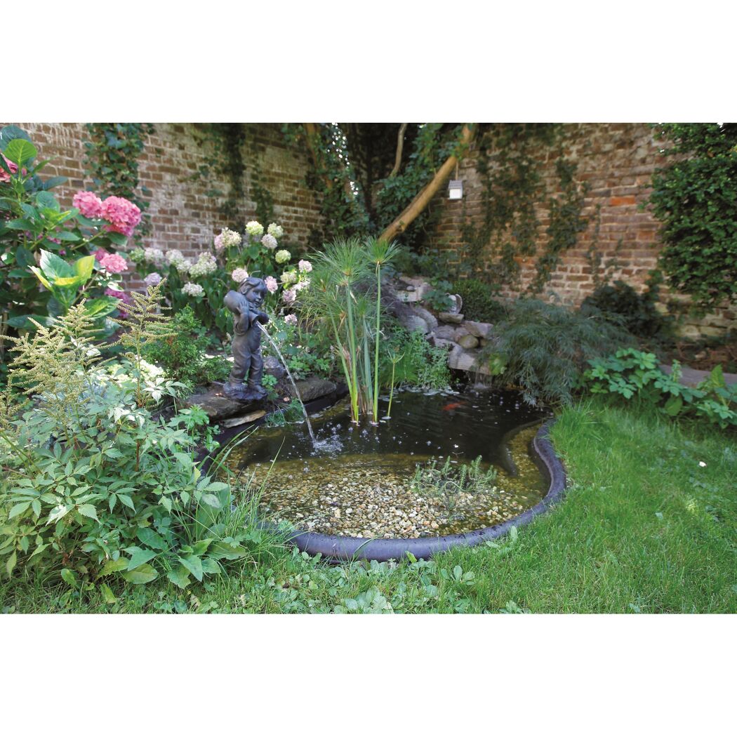 Gartenteich mit Figur und Wasserspiel