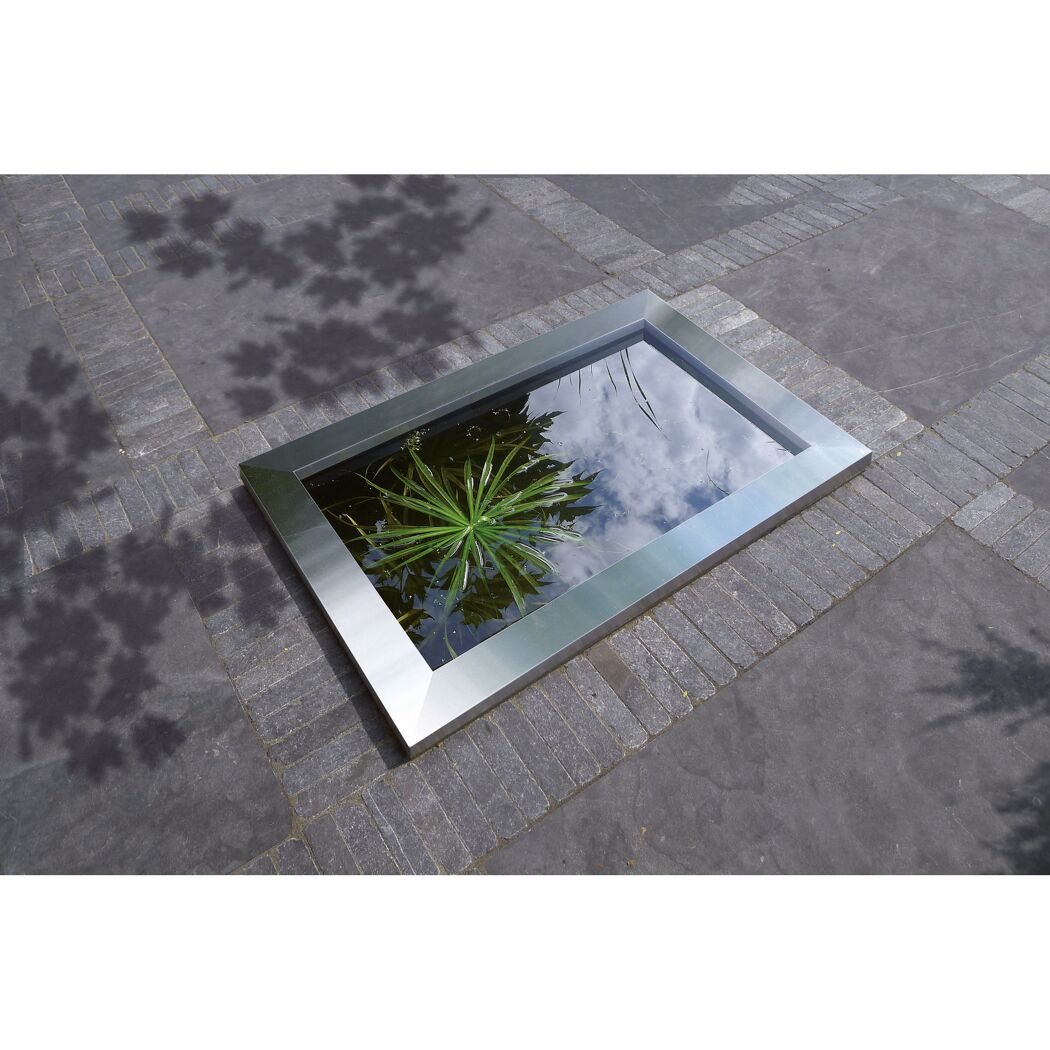 Quadratischer Teichrahmen aus Edelstahl mit Wasserpflanze.