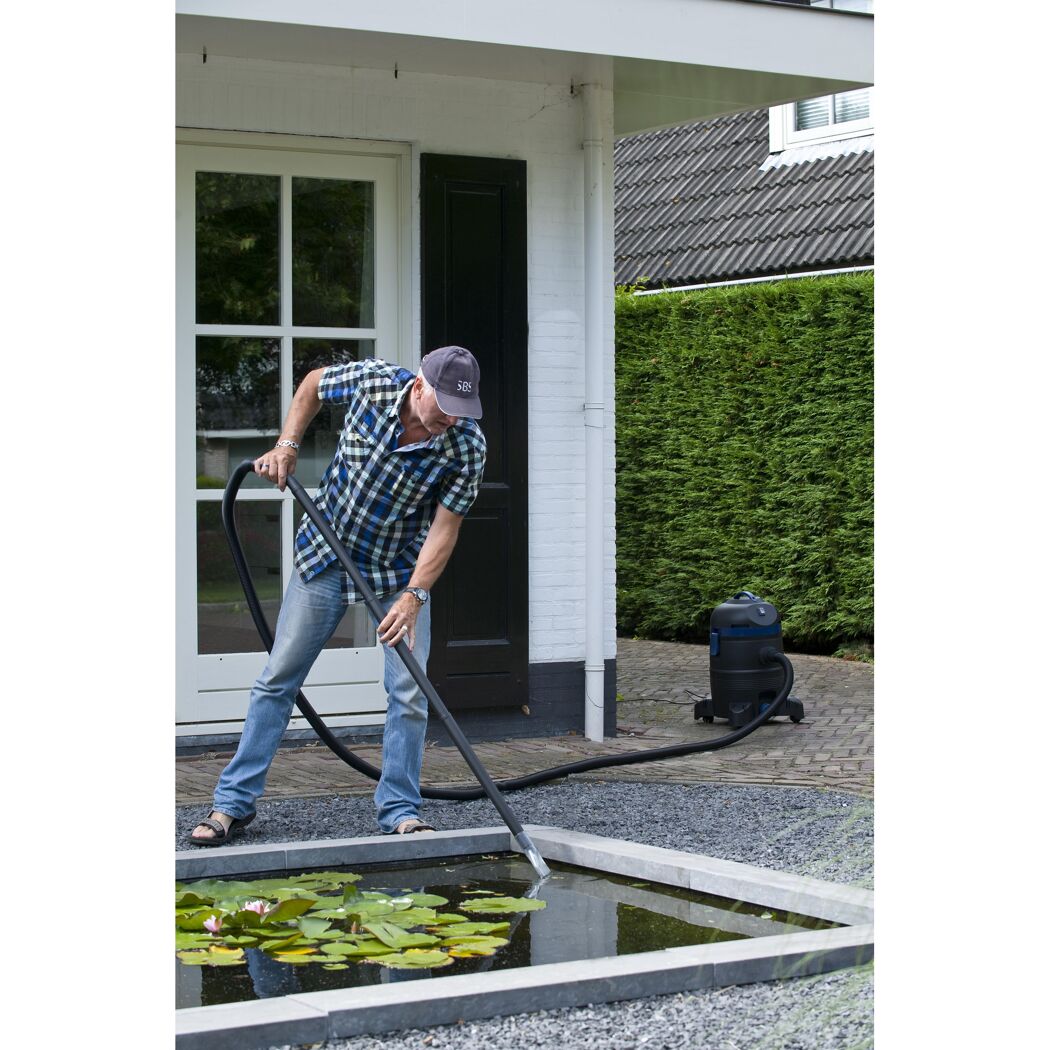 Person reinigt Teich mit VacuProCelaner Maxi