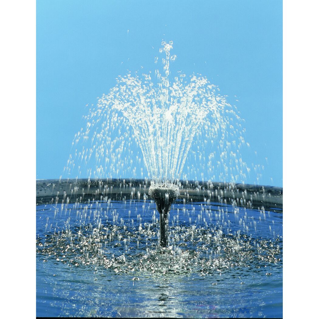 Springbrunnen spritzt Wasser in die Luft