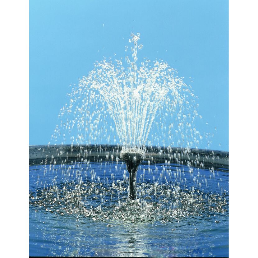 Springbrunnen spritzt Wasser in die Luft