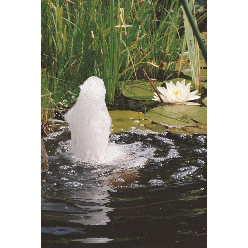 Teichpumpe Xtra 2300 mit Wasserstrahl und Seerose