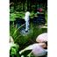 Springbrunnen in einem Teich mit Seerosen