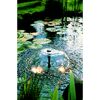 Springbrunnenpumpe im Teich mit Seerosen