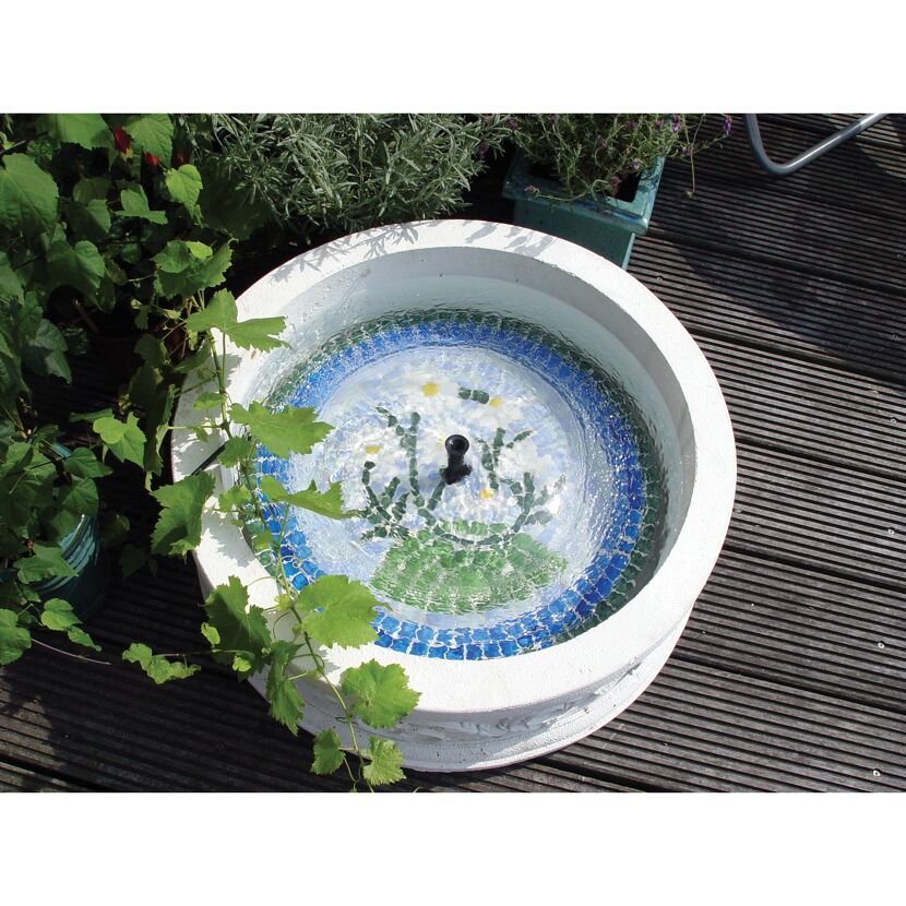 Weißer Springbrunnen mit blau-grünem Mosaik