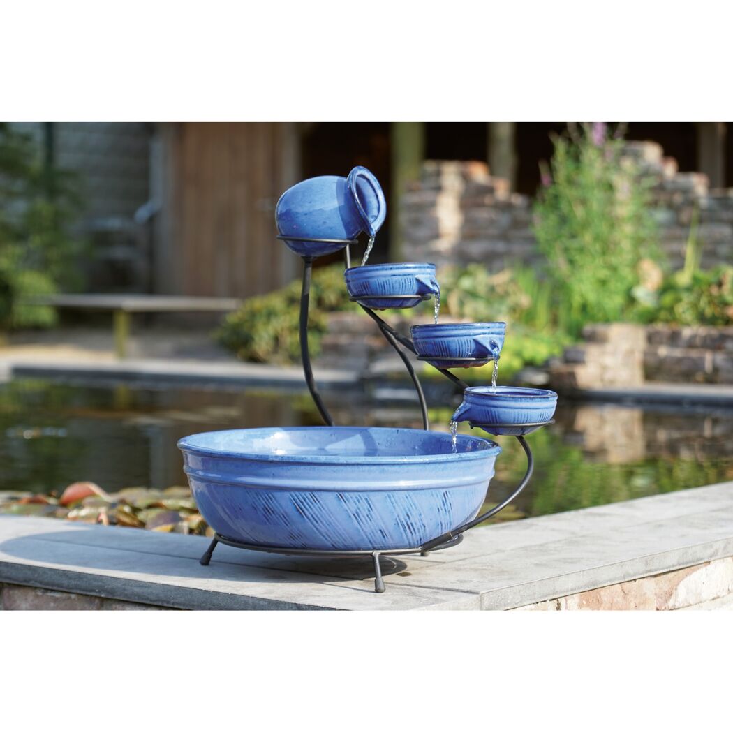 Blauer Keramikbrunnen mit mehreren Schalen