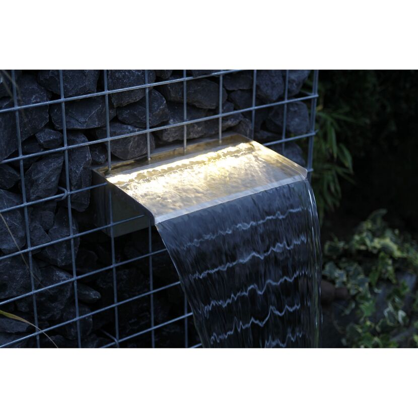 Wasserfall mit LED-Beleuchtung über Gabionenwand
