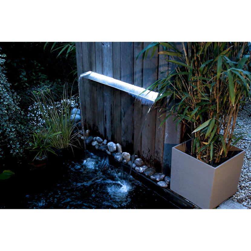 Wasserfall mit LED-Beleuchtung über einem Teich