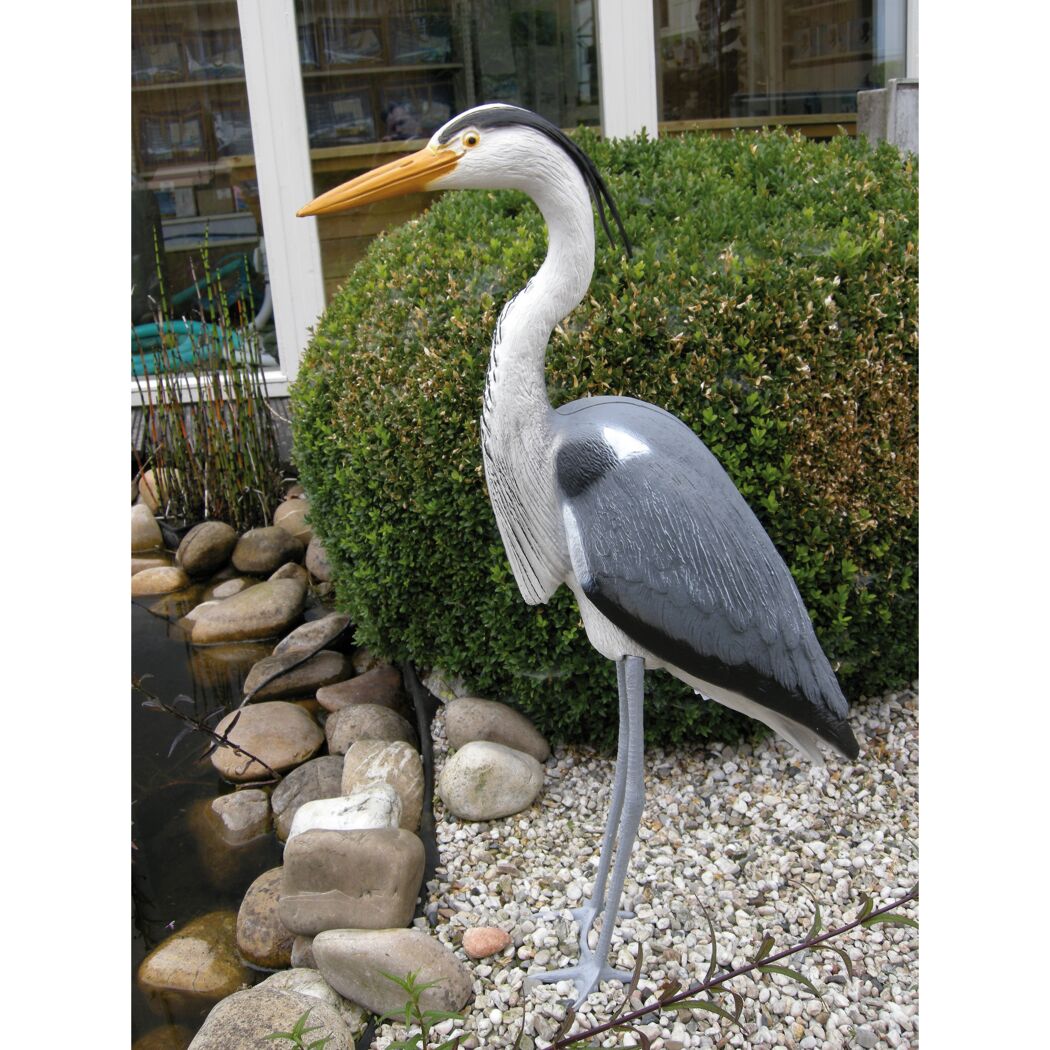Kunststoffreiher im Garten