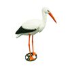 Weißer Deko-Storch mit schwarzem Flügel und orangefarbenen Beinen und Schnabel steht auf einem grünen Erdspieß.