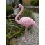 Rosa Flamingo-Figur im Garten.