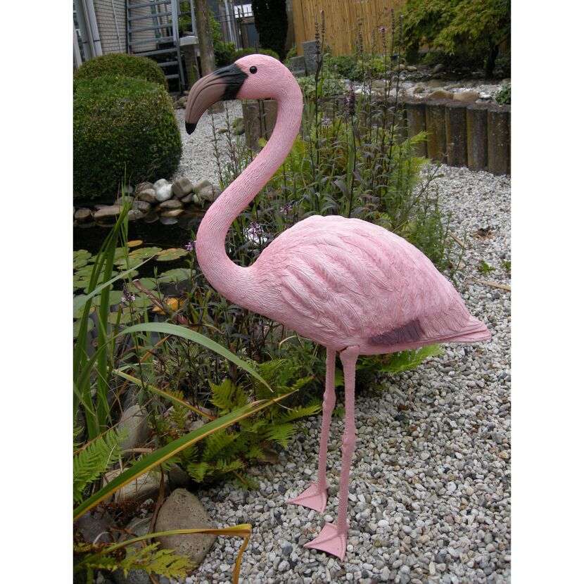 Rosa Flamingo-Figur im Garten.