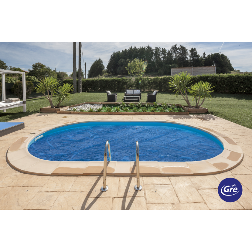 Abgedeckter Pool im Garten