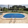 Abgedeckter Pool mit Leiter