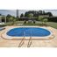 Abgedeckter Pool im Garten