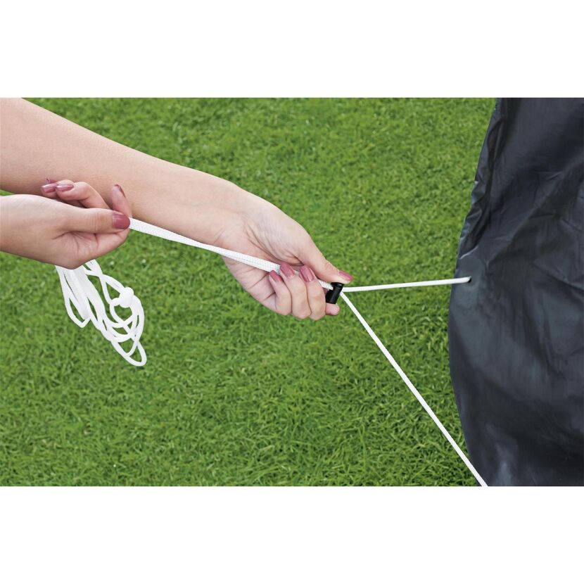Person befestigt Abdeckplane mit Kordelstopper.