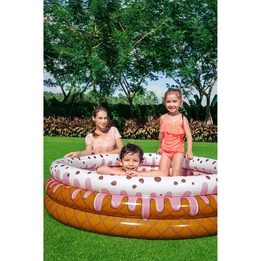 Zwei Kinder und eine erwachsene Person in einem Planschbecken.