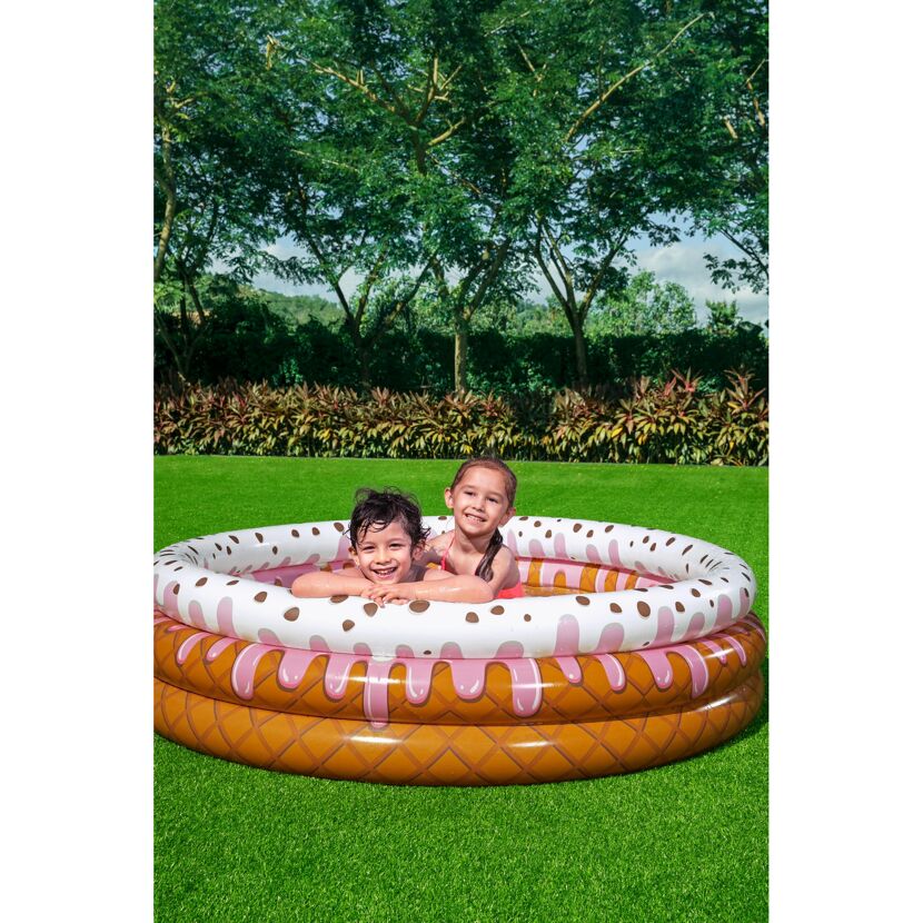Zwei Kinder im Planschbecken "Sundae Funday"