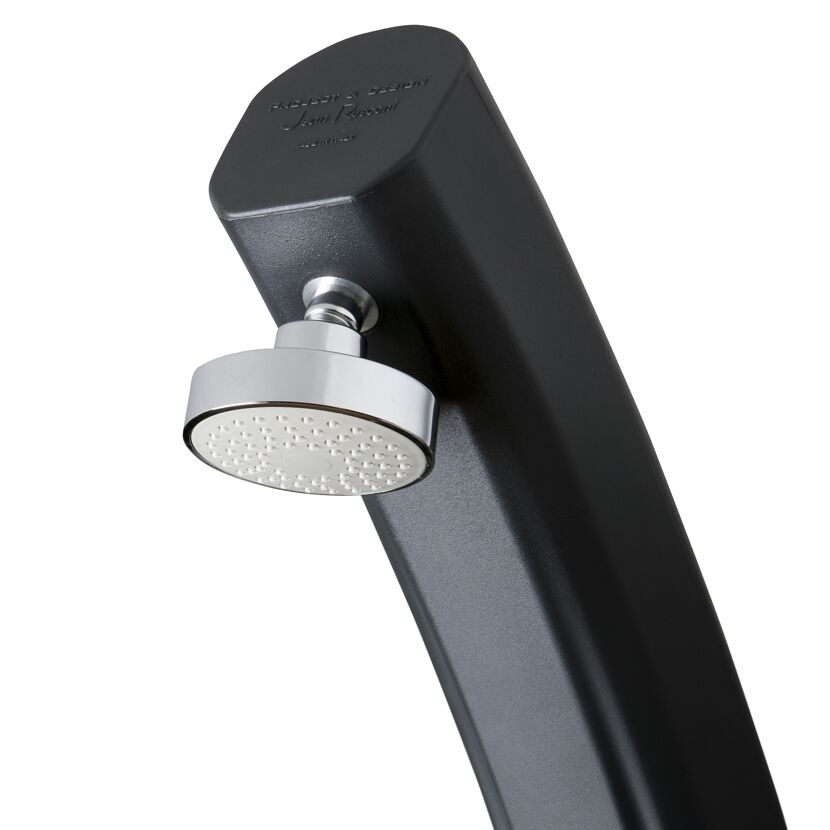 Schwarze Solardusche mit Duschkopf