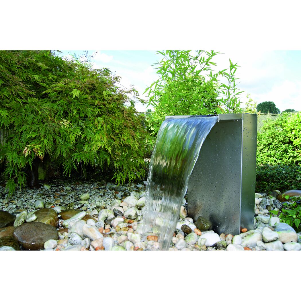 Wasserfall mit Bambus und Zierahorn im Garten