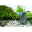Wasserfall mit Bambus und Zierahorn im Garten