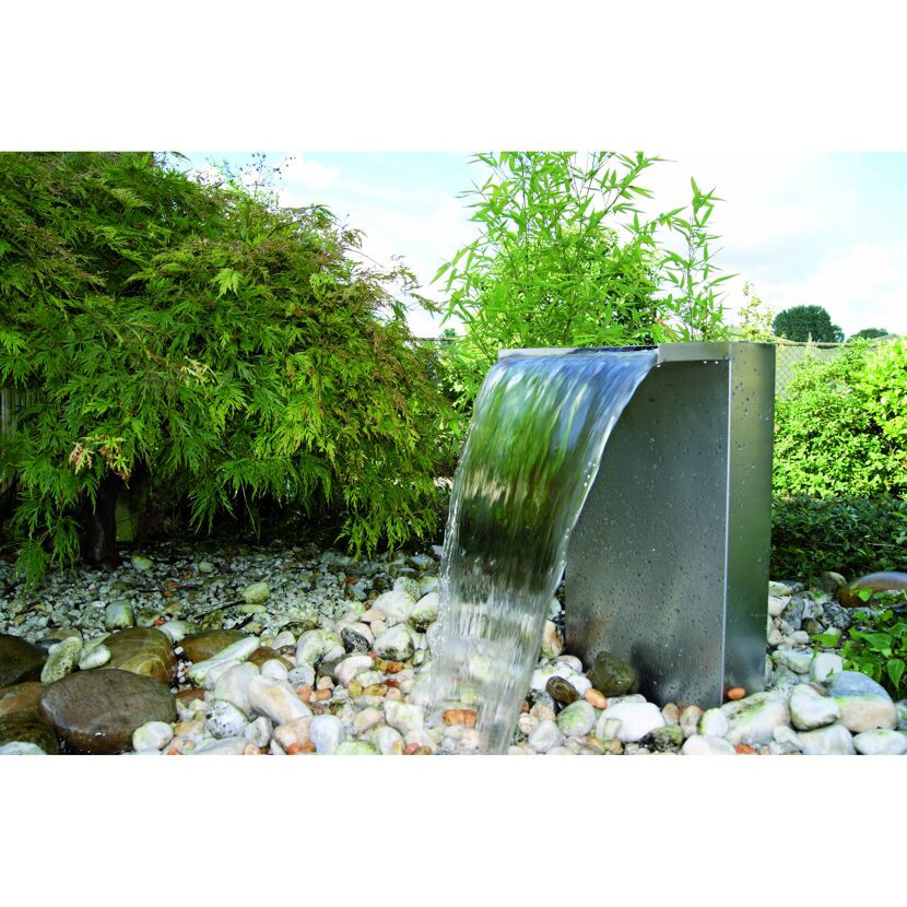 Wasserfall mit Bambus und Zierahorn im Garten