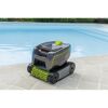 Poolroboter Zodiac Tornax GT2120 neben einem Pool