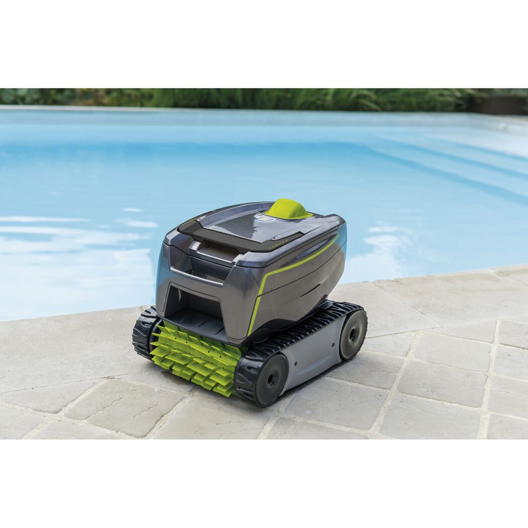 Poolroboter Zodiac Tornax GT2120 neben einem Pool