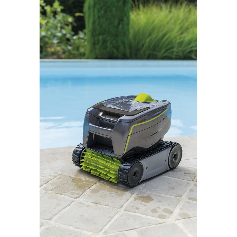 Poolroboter Zodiac TornaX GT2120 neben einem Pool