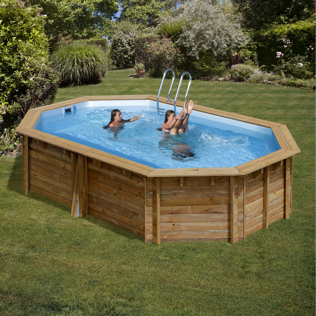 Zwei Kinder in einem achteckigen Holzpool