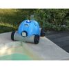 Blauer Poolroboter Orca50CL am Beckenrand